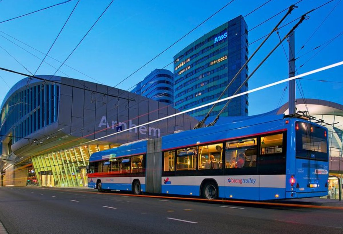 Afgelopen week ben ik in de nieuwe OV-concessie Arnhem-Nijmegen-Foodvalley gedoken. Die gaat in per 2026 en wordt nu voorbereid door de provincie in de vorm van een programma van eisen. Ik maak me enorme zorgen over de toekomst van het OV in onze regio!

Een lange draad (1/25)