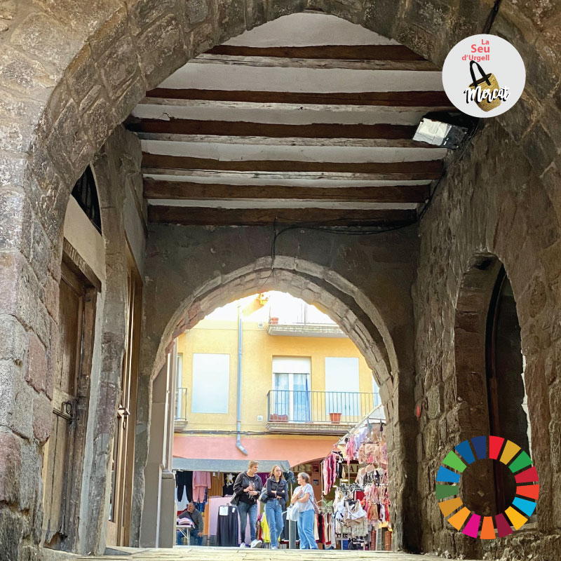 🛍️ Comprant al mercat adquireixes productes de temporada i de proximitat, que són més sostenibles i saludables. A més contribueixes al benefici econòmic local. Tot plegat, fa possible el compliment de l'ODS 12, que fa referència al consum responsable.