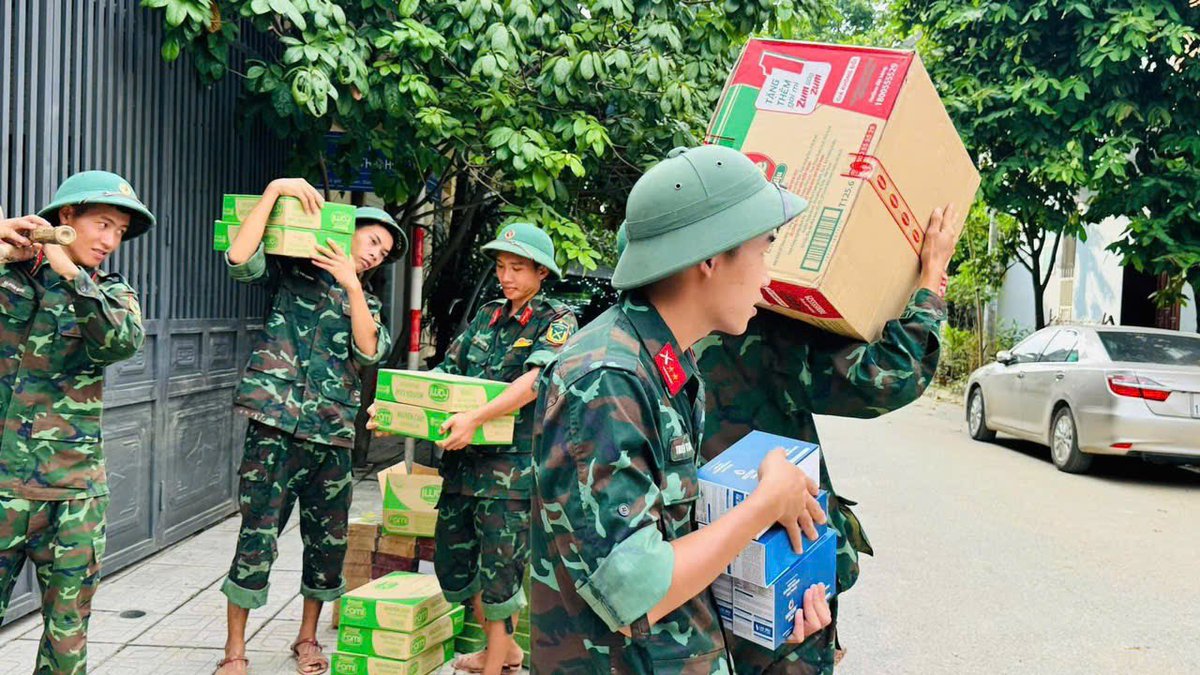 DuyenptHd's tweet photo. C�� lên nhé các đồng chí !!!

Đường xá ngập bùn, cây cối ngổn ngang, tường đổ nhà sập...  tất cả đều có bàn tay, mồ hôi của lực lượng cứu hộ, khắc phục hậu quả sau bão lũ.

Mong bà con sớm trở lại cuộc sống bình thường. https://t.co/FjqiCxehmG