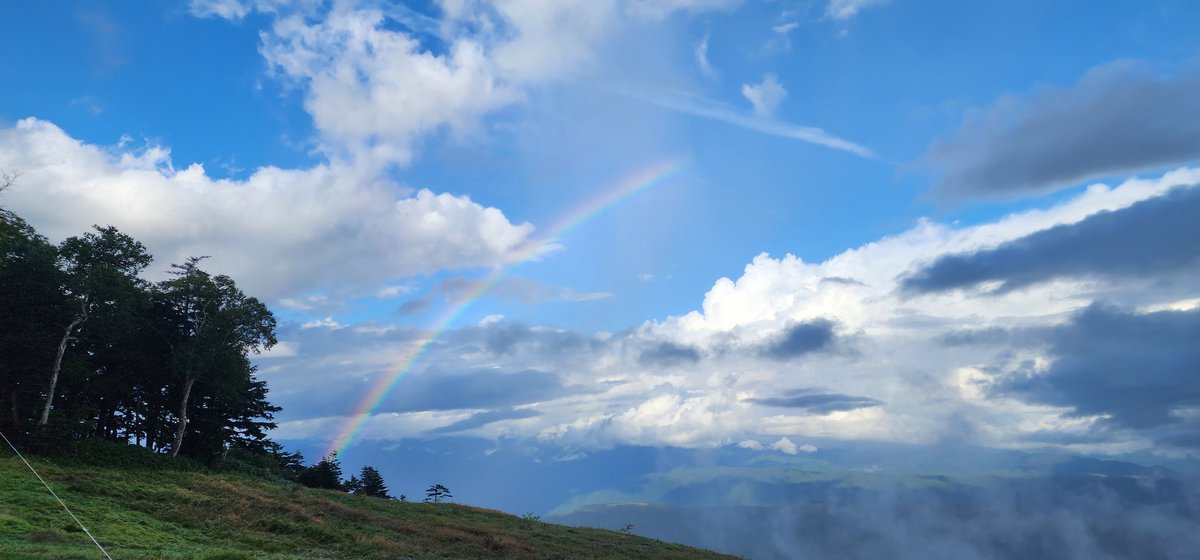 yitengzhishu's tweet photo. 雨が降ったり
晴れたり
雷が鳴ったり
忙しい天気ですが
設営してすぐに
虹🌈が出迎えてくれました
#虹 #歓迎の虹 #キャンプオンタケ #雲の上サイト #2014m https://t.co/DCLCXJiw5A