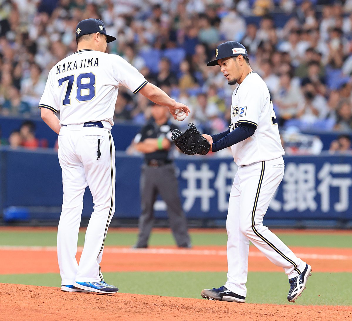 Sponichi_Orix's tweet photo. マウンドを託された #比嘉幹貴 選手。
スタンドからはこの３人も祈るように見守ります https://t.co/DL46021hv0