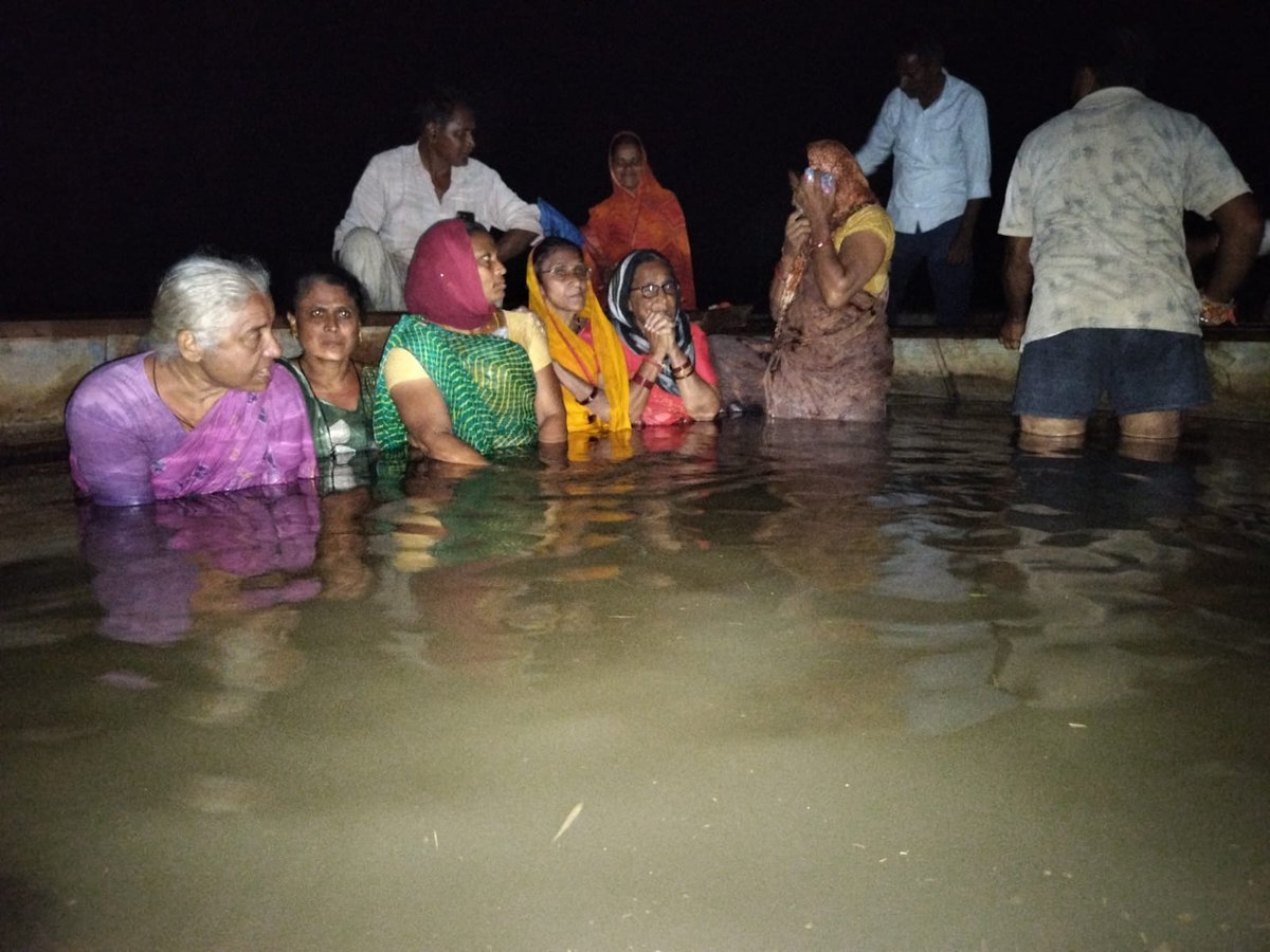 प्रधानमंत्री का जन्म दिन, नर्मदा घाटी का मरण दिन ना बने। पिछले साल हुई हानी को फिरसे ना दोहराए। 
#NarmadaFloodAlert #SaveNarmadaValley #OpenSardarSarovarGates

कल रात स्थानीय MLA आए और आश्वासन  दिया, तो जल समाधी तो समाप्त हुई पर अभी गेट्स नही खुले हैं. PM को फुल भराव दिखाना है.