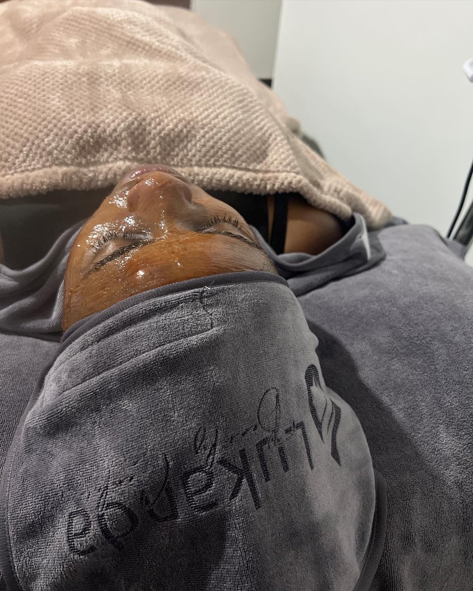 A Classic Facial offers a deep cleanse, exfoliation, and rejuvenation for your skin. It includes cleansing, exfoliation, steam, extractions, a relaxing massage, and a nourishing mask. Perfect for all skin types, it leaves your skin refreshed, smooth, and glowing!  

🔗Link in Bio