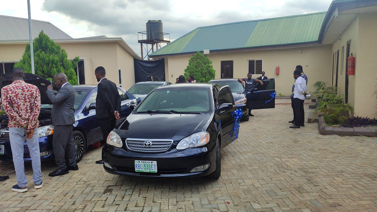 DMandates's tweet photo. Waoh... Pastor Sam Oye has done another one... This is neither the first nor the last.

Pastor Sam Oye generously gifted four cars to members of his team. 

Truly With Our God All Things Are Possible!!!
Mayor Eniola Badmus Dollar #Nspdd Nigerians Dangote Portable No Dna https://t.co/MPfCWLdsCU