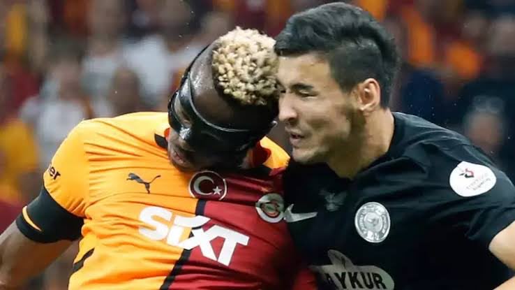 Osimhen’in maskesine demir dediler, çivili dediler. Dediler de dediler. Sakatlık pozisyonunda kafa kafaya çarpışma var. Göz göre göre algı yapıp, insanları kandırıyorlar.
Bence saçları çok sert saç kremi kullansın 😁