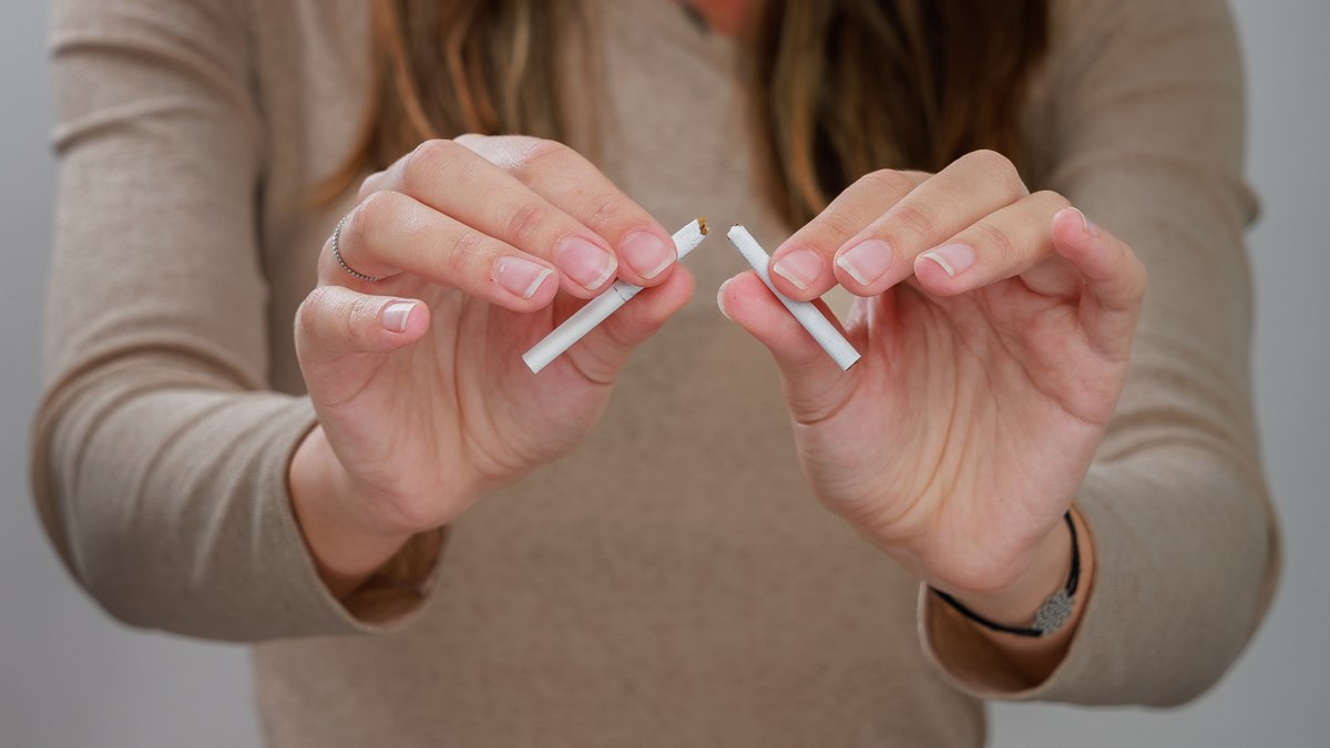 Základem odvykání kouření je motivace člověka. Se zbytkem může poradit farmaceut. 🤝 Jak začít s odvykáním a co může pomoci nám prozradí PharmDr. Blanka Zelená z ústavní lékárny #IKEM, ve které probíhají k odvykání kouření speciální konzultace. 🎧 bit.ly/ikempodcast