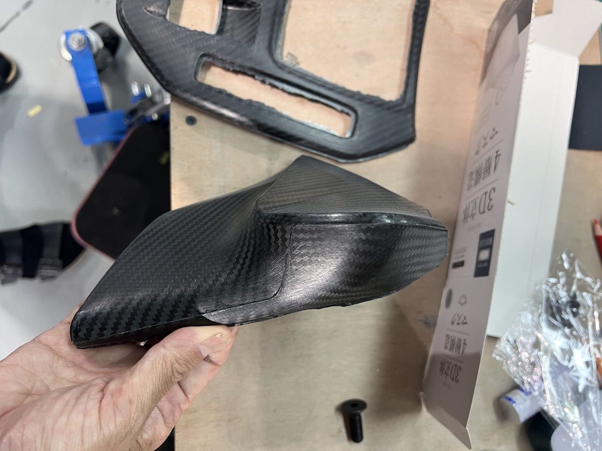 スープラのセンターコンソールはカーボンと黒い樹脂が併存しててなんかまとまりないなーと思ってたんだけど、オートサロンでAXISさんにお願いしたら作ってくれました！
質感も高いし3Dスキャンで型取りしてるからフィッティングも最高。
そのうち販売もしてくださるそうなので、MTの方々は是非！