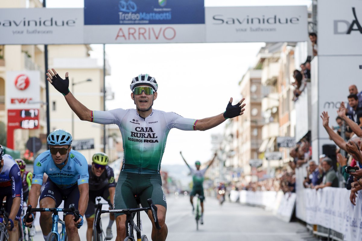 Orluis Aular cierra la gira italiana con un triunfo en el Trofeo Matteotti

canalciclismo.com/competicion/fi…