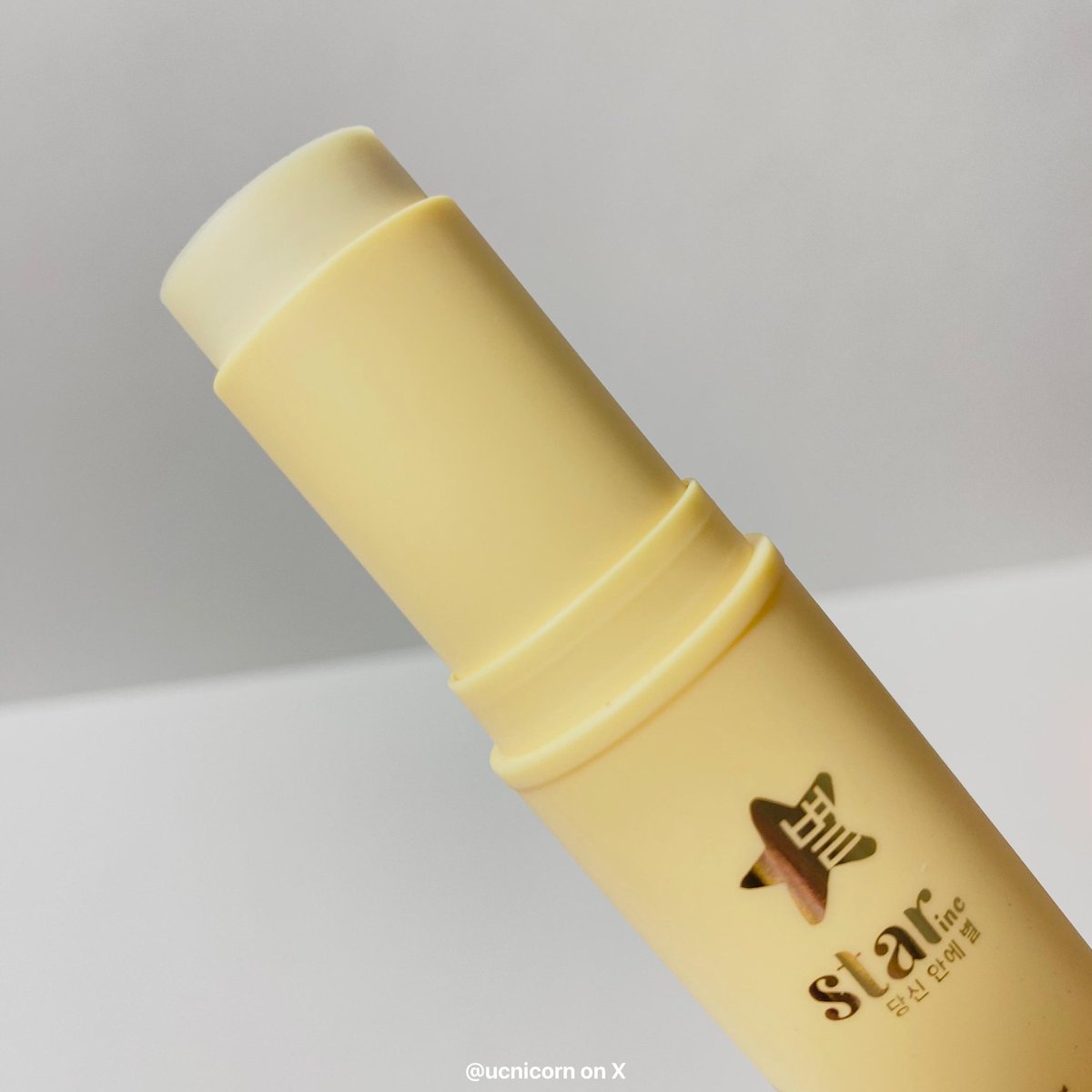ucnicorn's tweet photo. gara gara penasaran sama produknya Starinc yang satu ini, akhirnya aku cobain juga serum stick yang sliweran mulu di tl😭🤌🏻
siapa sangka ternyata SEBAGUS ITUUU! serum stick yang sekaligus bisa jadi primer😳
#MyCstar https://t.co/4E4hplPCNF