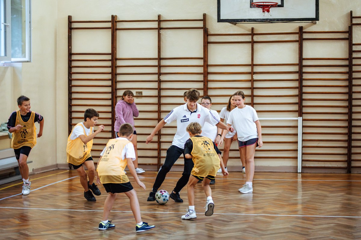 LKS_Lodz's tweet image. 🏫 Kolejna przyjemna wizyta. #WFzŁKS w SP. 35.