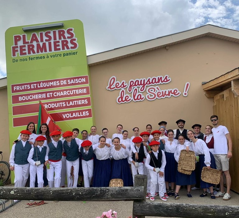 Uda honetan Euskal Herriko hainbat dantza talde munduan zehar ibili dira  euskal kultura eta dantzak erakusten. Nazioartean dantza  emanaldiak izan dituzten zenbait talderen argazkiak jaso ditugu. Eta zuek munduko zein txokotan ibili zarete dantzan?
dantzan.eus/kidea/basqueda…