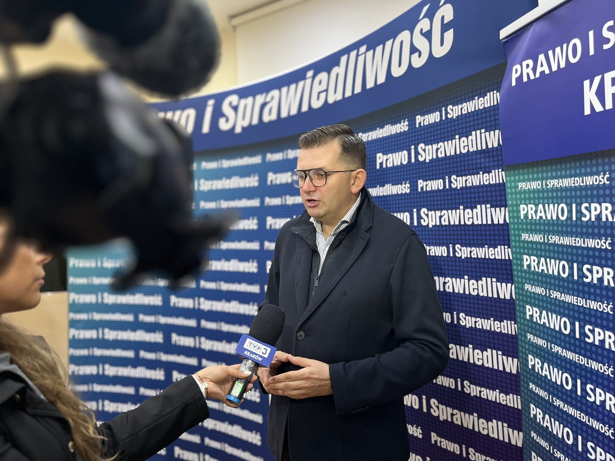 Michal5320's tweet photo. Konferencja prasowa z udziałem @Lukasz_Kmita i @Marek_Pek na temat pomocy osobom dotkniętym powodzią. Dary dla powodzian można dostarczać od dziś do biura okręgowego Prawa i Sprawiedliwości przy ul. Retoryka 7 w Krakowie 🤝🇵🇱 https://t.co/L533BpD2NA