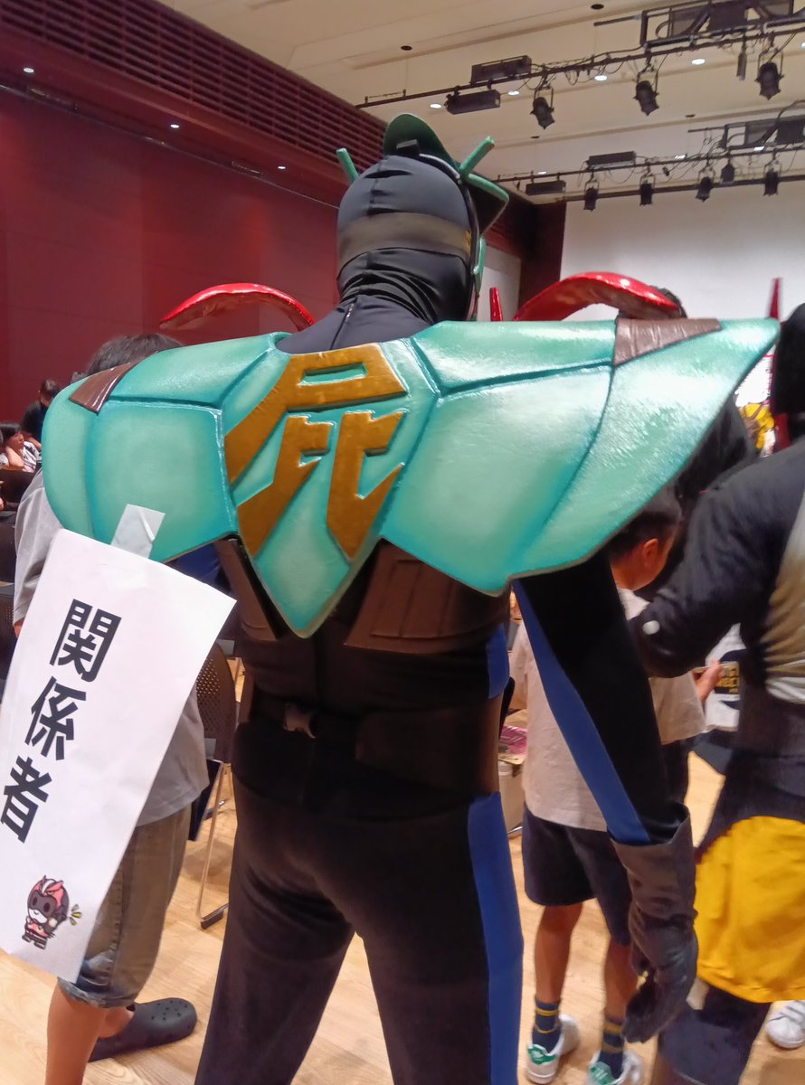 mimiko_eba's tweet photo. 母子で楽しみにしてた大豊作ライブへ！
大抽選会ではサイン色紙も大当たりー！！
子は重大さがわかっておらず、色紙を噛んでたけど（笑）
母のほうが大興奮（笑）
家宝じゃー!!

#超神ネイガー大豊作ライブ
#超神ネイガー https://t.co/9bAOJFcF1W