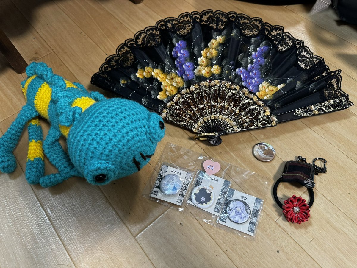 jyorogumo's tweet photo. 昭和サロンにて #待宵蚤の市 にお邪魔しました！いろんなハンドメイドや資材などあって楽しかったし、お迎えもしました！
着物と帯もお迎え！誰か教えて欲しいです…！
編みぐるみはカメレオン！
白群さん（@hakubyaku ）にお会いとお話しできて嬉しかったです！ありがとうございます！！ https://t.co/TkvEZFqCnL