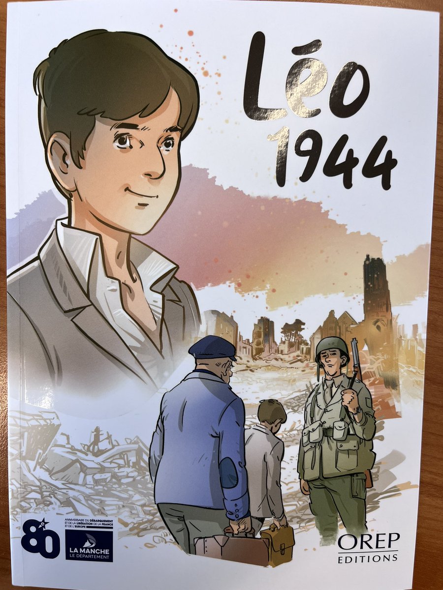 Distribution du livre Léo 1944 à tous les élèves de 6ème ce matin par Mme Fauvel et M. de Beaucoudrey, conseillers départementaux <a href="/LaManche50/">Département de la Manche</a>