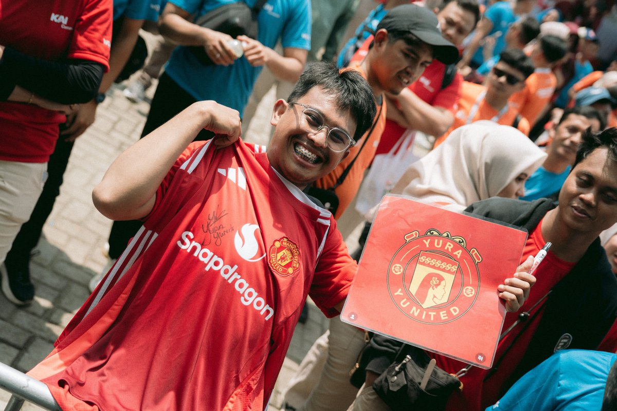 Jersey bertanda tangan . . .

Pemain MU ❌
Istrinya Fans MU ✅