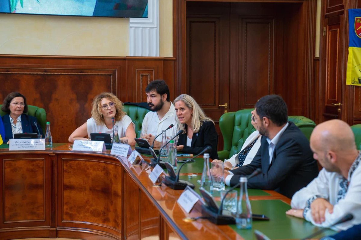 barreau92's tweet photo. La délégation de #Barreau92 et du @CNBarreaux à été reçue à l'université d'#Odess en #Ukraine 🇺🇦🤝 @CLamanit @PEYRONA https://t.co/I0qgY8OLt3