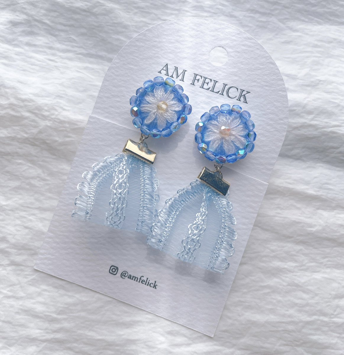 #3連休はフォロワーさんが増えるらしい

3連休はすこんぶ池袋店の出店準備を頑張った✨

濃いめの青のビーズがかわいい
マーガレットの刺繍🪡イヤリングができました♪