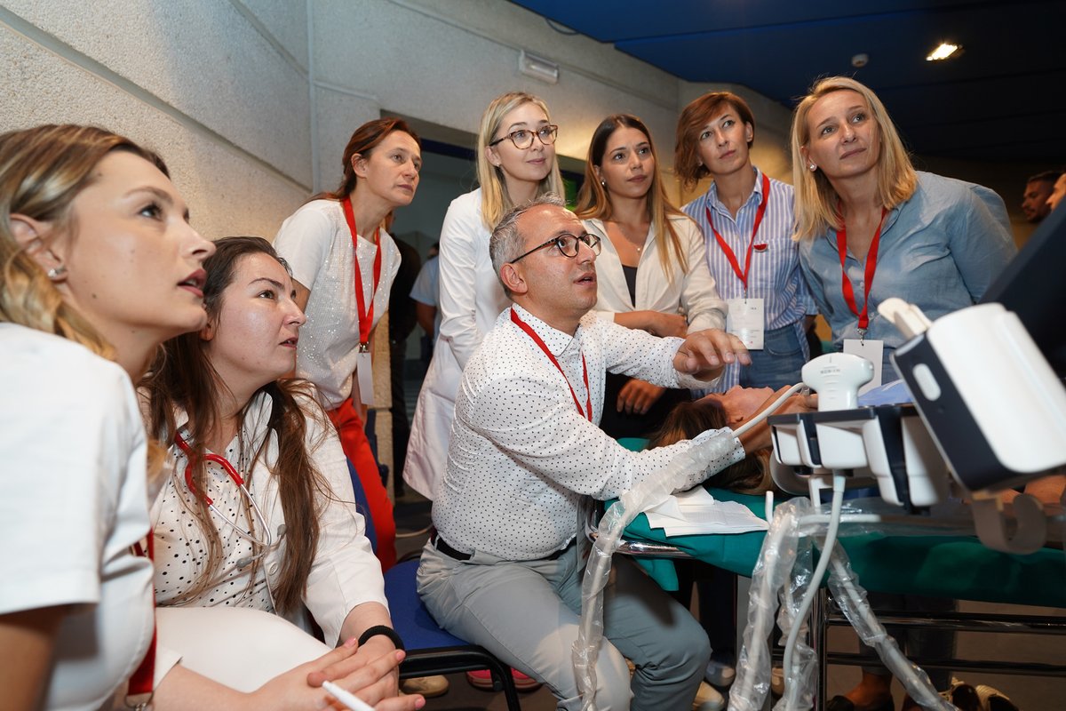 TİKA'nın katkılarıyla  #BosnaHersek’te düzenlenen "Anesteziyoloji" eğitimini tamamlayan doktorlara sertifikaları verildi 

📌Saraybosna Üniversitesi Klinik Merkezi’nde #Türkiye’den gelen 13 uzman hekim tarafından, 70 Bosna-Hersekli doktora teorik ve pratik uygulamalardan oluşan