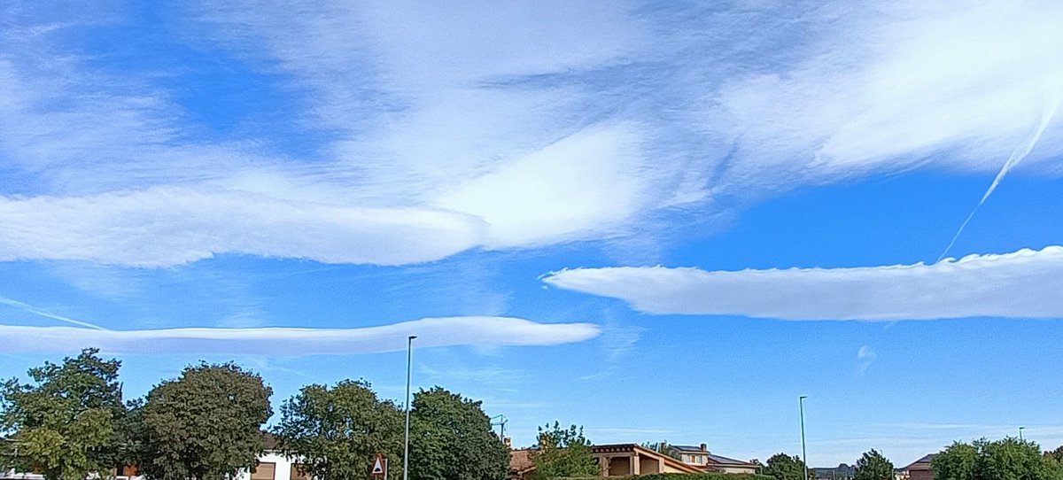adrix54's tweet photo. Barres de núvols gegants avui, vistos des de #Porqueres #PladelEstany #meteocat @meteocat https://t.co/TMq7J4Q1qg