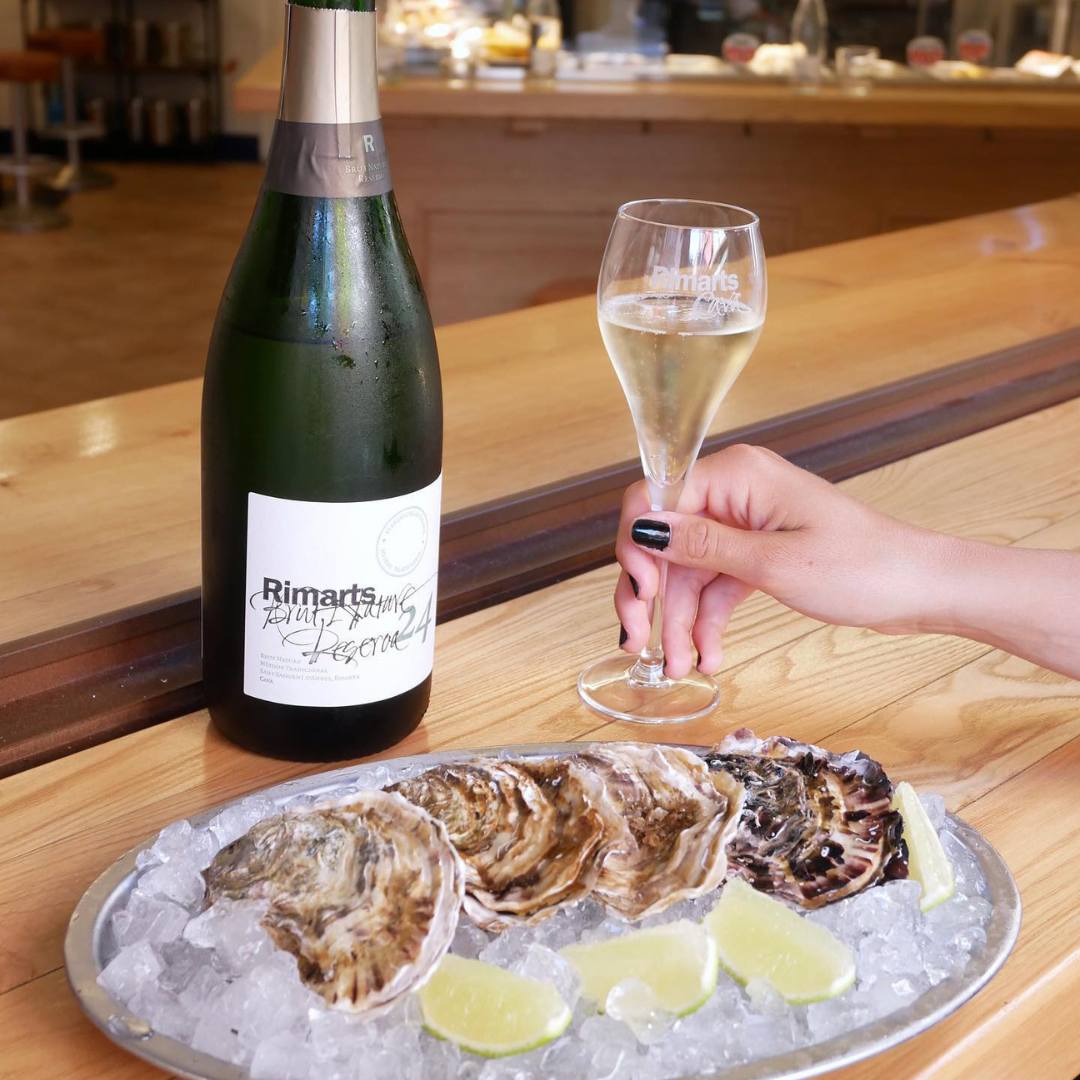 SparklingSpain's tweet photo. On 5th October Cava Rimarts awaits connoisseurs again – this year we can pair sparkling wine with oysters and caviars.
Photo by Pincherialabernarda wine bar (Molins de Rey).
#cava #santsadurnidanoia #penedes  #sparklingspain #cavatast #rimarts #oyster #caviar @RimartsCava https://t.co/DODJfLQiIj
