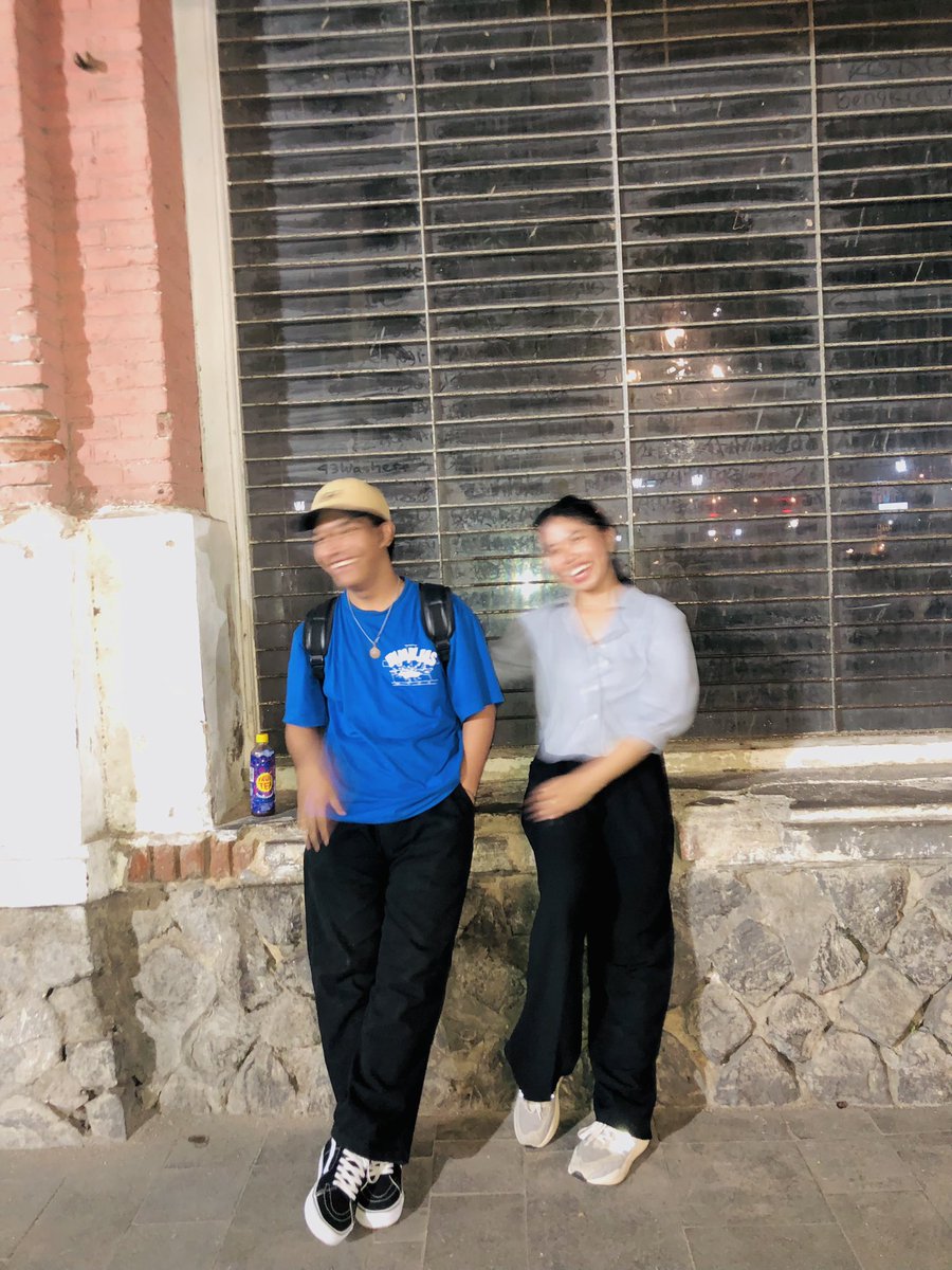 singkat crita doi nmenin aku intrview di semarang. prjalanan hmpir 3jmpanas laper ngntuk jd satu. blm lagi doi msh nungguin aku intrview slama itu smpe 2jam an. dia ttep nungguin akuu mskpun aku tau dia kliatan cape, laper, ngntuk. mkspun cape kita smptin mkn lnjut ke kota lama🥺