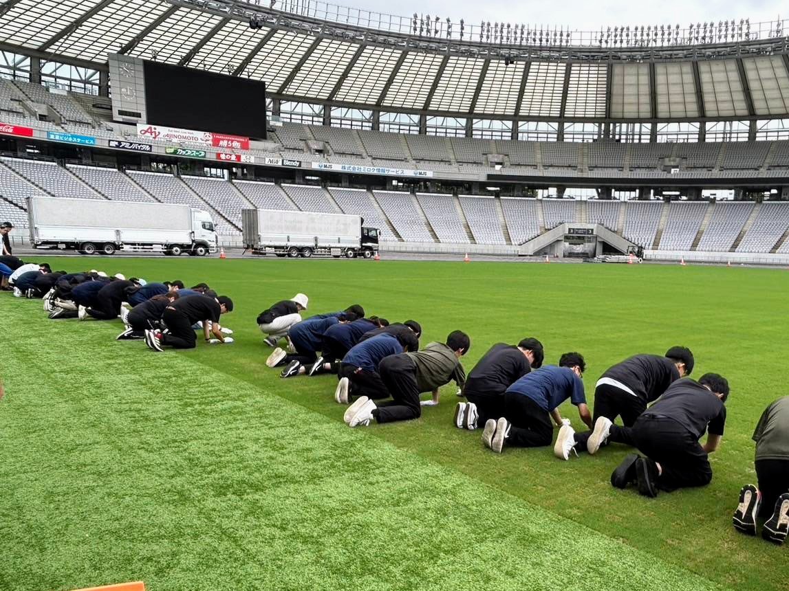 tokyostadium's tweet photo. #PREMONITIONWORLDTOUR2024
2日間ありがとうございました❤️‍🔥

まだまだ余韻が残りますが、週末のJリーグに向けて天然芝のメンテナンスを行いました！

週末はライブに負けない熱い試合���、ぜひ味の素スタジアムで体感してみてください⚽️

#味スタ #ワンオク  #ONEOKROCK https://t.co/41CpQS16OE