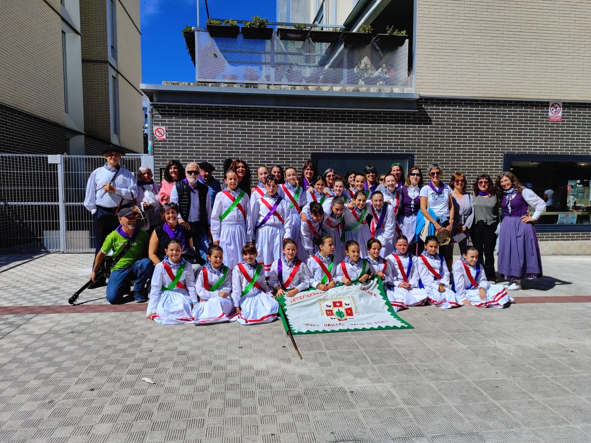 EHBildu Eguesibar queremos felicitar al vecindario de Sarriguren  y a toda la ciudadanía de Eguesibar por el buen ambiente y el buen trascurso de la fiesta de Sarriguren Eguna, de nuevo la organización fantástica. 
Mila esker a Malkaitz Kultur eta Kirol Elkartea👏🏻👌🏻