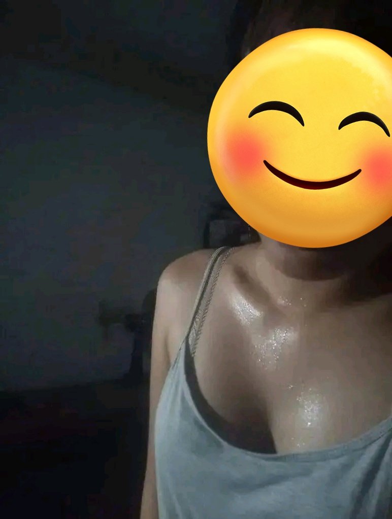 Knp Cewe kulit hitam manis klo lg keringtan kliatan meggkilap badanya hehe,,yg bisa bikin istriku smpe keringtan gini brti jos bgt