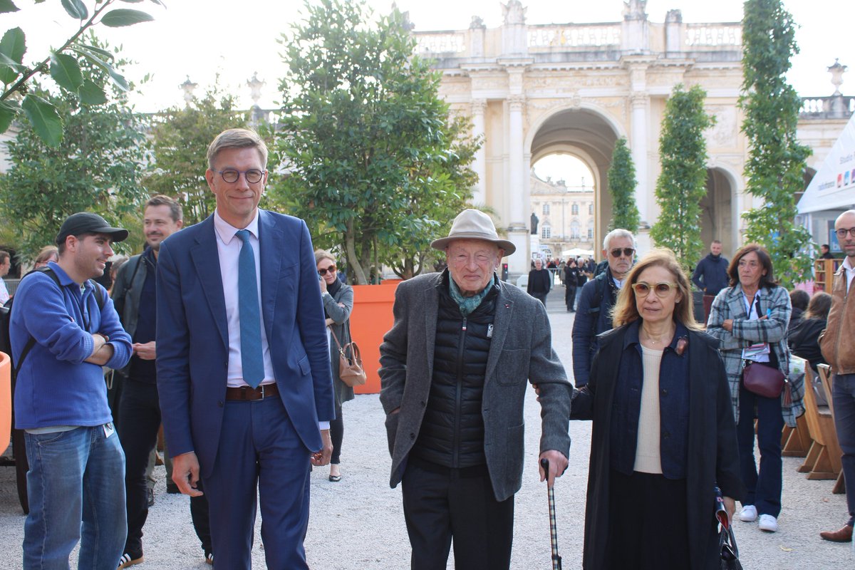 nancyengrand's tweet photo. 📷 Clap de fin pour la 46ème édition du Livre sur la Place ! Avec 135 000 visiteurs sous le chapiteau et 27 500 personnes venues assister aux rencontres avec les auteurs et autrices, cette édition s’est une fois de plus imposée comme LE rendez-vous de la rentrée littéraire. https://t.co/Wur3V7I8Ef