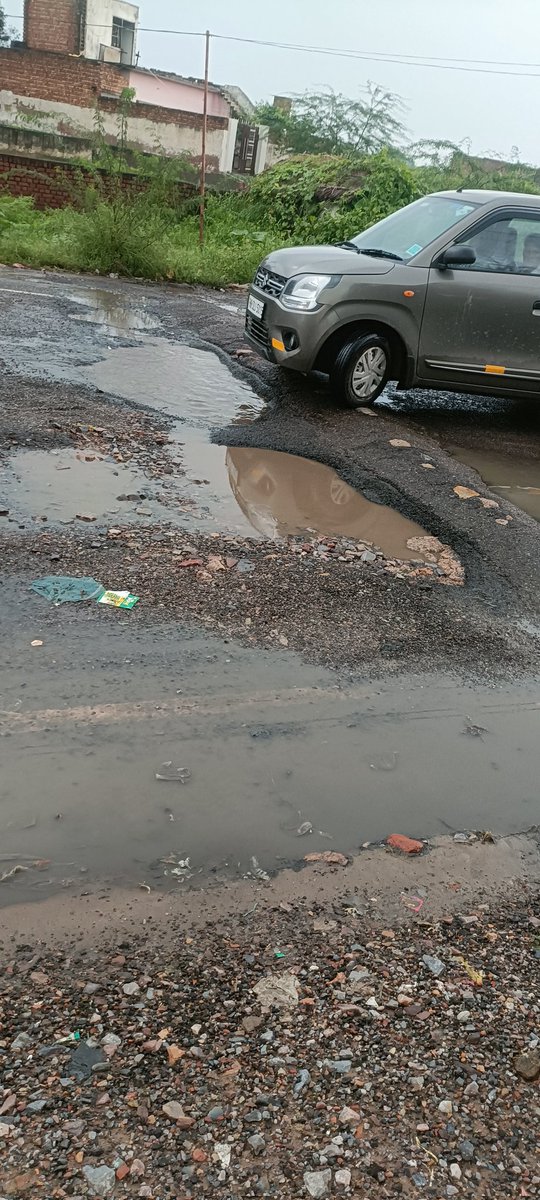 youknowfaisal_'s tweet photo. उटावड़ से होडल को जाने वाली सड़क पर, उटावड़ गांव में है ये खतरनाक गड्ढे जो लोगो को आए दिन दुर्घटना हो रही है। जिससे गांव के लोग पहुत परेशान है। गांव वालो ने PWD वालो को भी बताया पर उन्होंने बात को अनसुना कर दिया।कृपया करके इस रोड के गड्ढों को भरे।
@cmohry @NayabSainiBJP https://t.co/RR1taFvhj1
