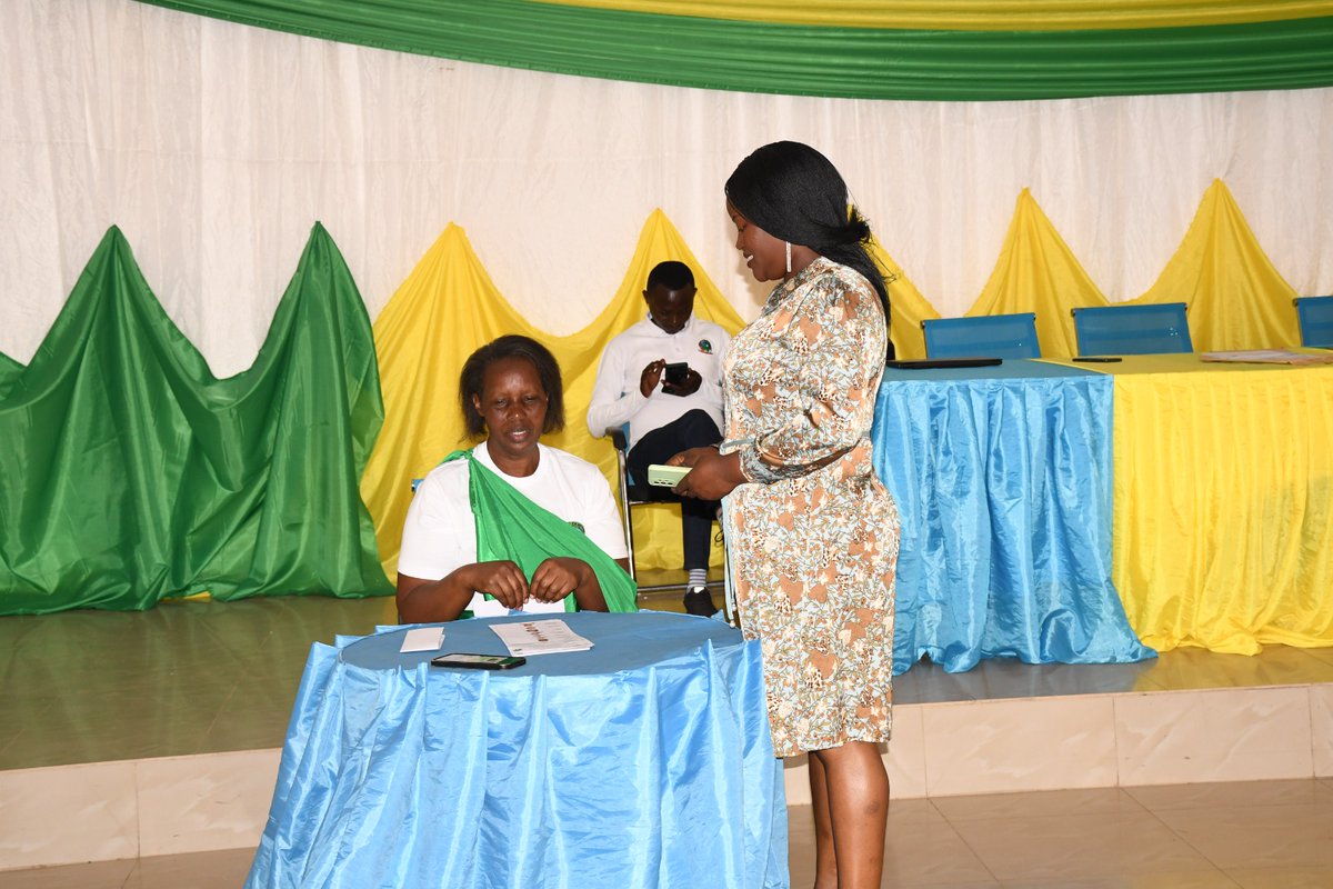 Perezida w'Inama Njyanama y'Akarere <a href="/ClotildeUWAMAH3/">Clotilde UWAMAHORO</a> ari kumwe n'Umuyobozi w'Akarere <a href="/mwungeri/">Hildebrand Niyomwungeri</a>, Abayobozi b'Akarere Bungirije(bombi) n'abandi Bajyanama bagize Inteko Itora bitabiriye Amatora y'Abasenateri bazahagararira <a href="/RwandaSouth/">Southern Province | Rwanda</a> muri @SenateofRwanda.