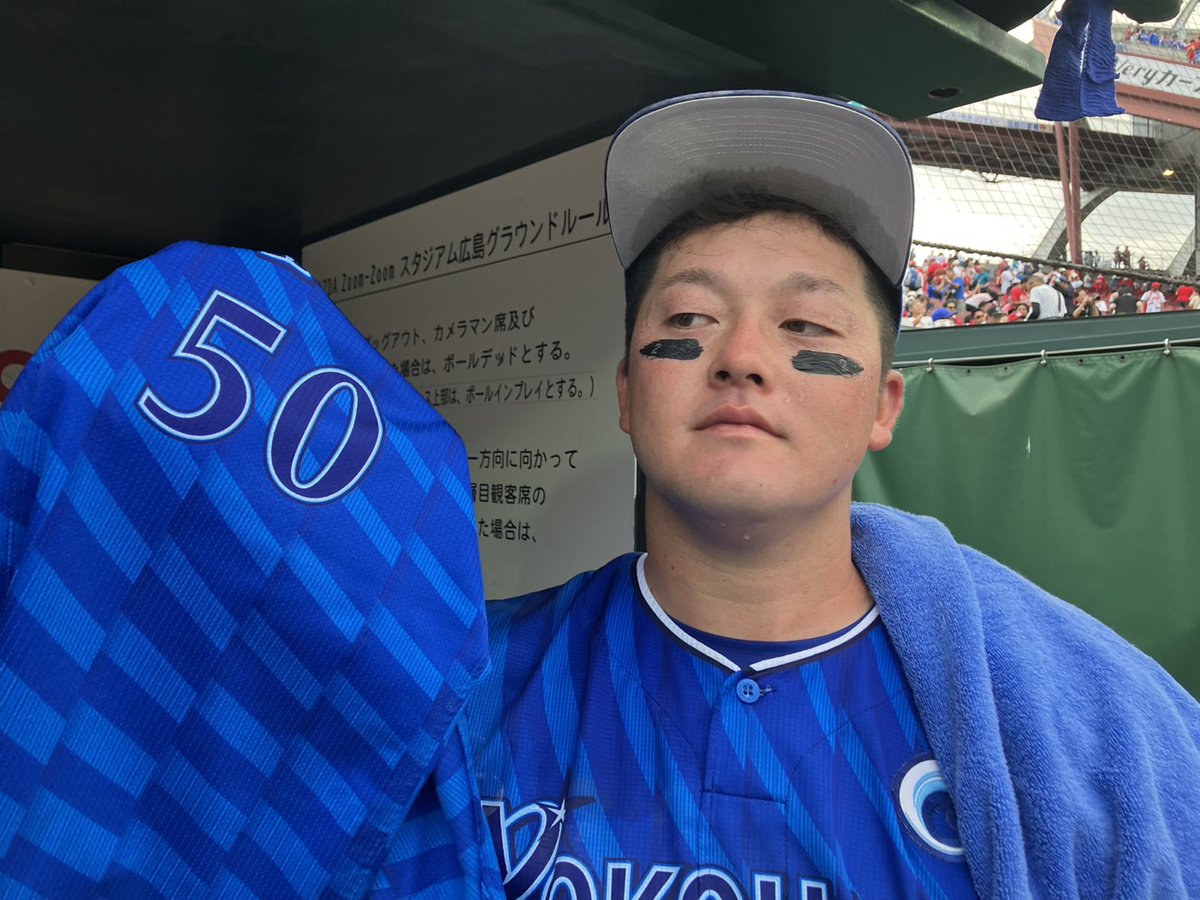 ydb_yokohama's tweet photo. 「しゃあなしでやってやるかー」と言いつつも、しっかりと背番号50のユニフォームを☺️
#98年世代の絆
#牧秀悟 選手
#試合後フォト
#マツダスタジアム
#baystars https://t.co/A4fOxuCawg
