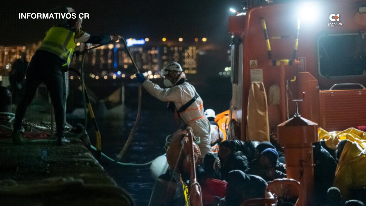 laradiocanaria's tweet image. 🔴 Una embarcación con 55 migrantes abordo arribó anoche al Puerto de La Estaca, El Hierro.

Tras ser atendidos por el dispositivo sanitario, una persona fue trasladada al hospital con patologías de carácter moderado.

#InformativosCR
