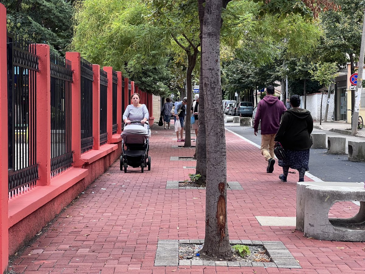 Final week of works @ Shkolla e Kuqe🐞a couple of hundred meters more pedestrian space, ✨ seating, wider + comfortable bikelane and slower speeds.   Except safety, school streets support active mobility in important arteries of the city where children spend most of their day 🚸