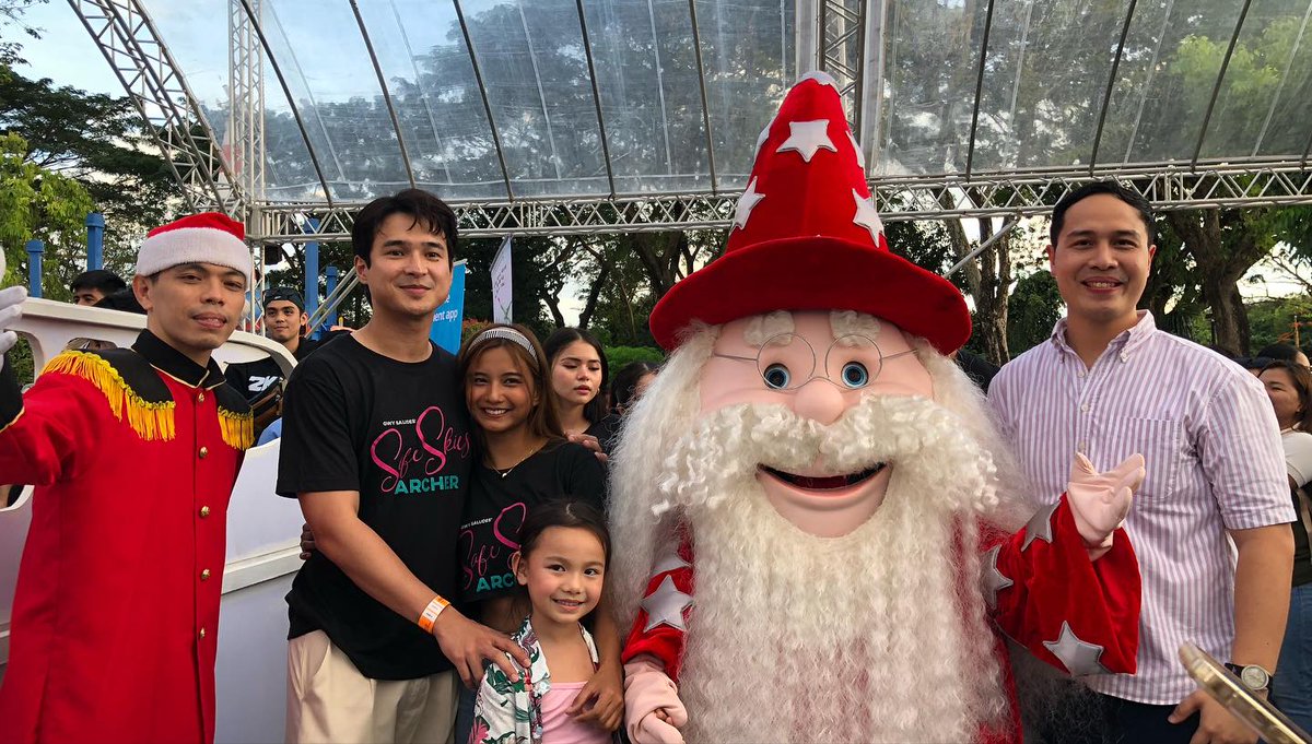 KJArchersOFC's tweet photo. our happy juarez family!

KRISSHROME SA TAGBOAN 

#KrisshRome | #HiYa
#KrisshaViaje | #JeromePonce
#CITWAtPeñafranciaFestival https://t.co/Q8BfLjnksL