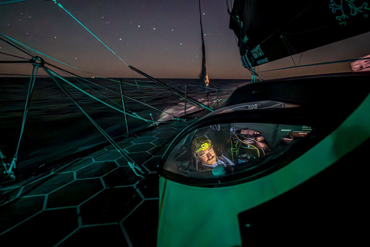 📸 x 🏆 Félicitations à Charles Drapeau qui remporte le concours media(wo)man photo grâce à sa magnifique photo, à bord de Team Guyot Environnement - Water Family, durant les 48h Azimut 👏

✍️ En plus de vos votes sur les Facebook, un jury s’est également réuni !  

#DefiAzimut