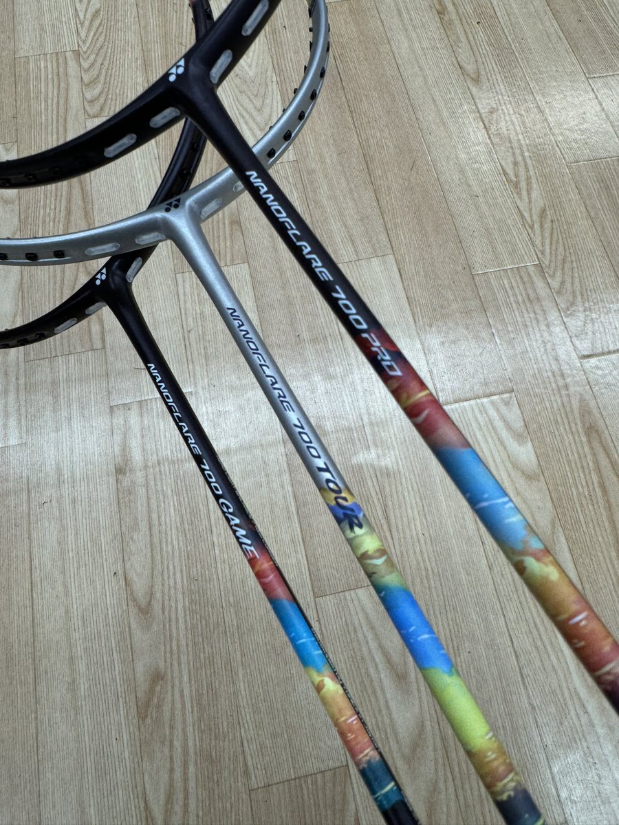 racketya's tweet photo. NEWナノフレア700シリーズ入荷してます！😆
進化した弾き性能でクリアの飛びとスピードを高めた2代目ナノフレア700✨
空をテーマにしたというデザインもオシャレですね！(ツアーとゲームは2色展開)
お求めの方はぜひ！🙌🏻

#ヨネックス
#バドミントン
#ナノフレア https://t.co/W3AEAXBhB6