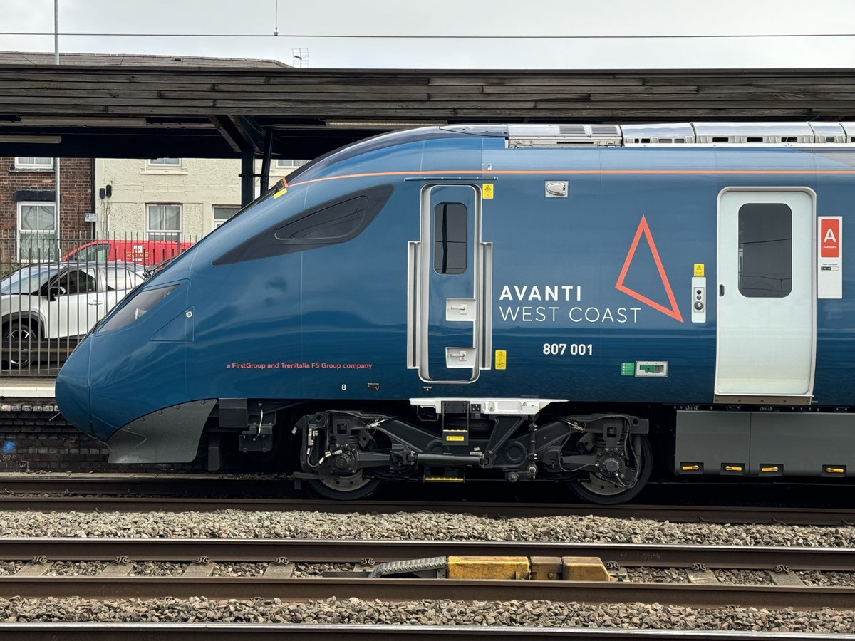 Percypotter49's tweet image. 3A92 0855 Edge Hill Depot to London Euston #class807 001 @ Stafford