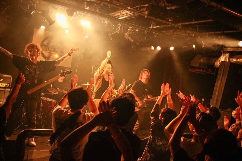 GROUNDLEVEL18's tweet image. 思い通りにならない時もあったけど、この日からrestartできたことがうれしい！！これまでの時間は無駄じゃない。進み続けることことがファンのための俺達だと思ってる。泥くさく毎回のライブで何か刺さる歌と演奏をやり続けます！以後お見知りおきを。GROUND LEVEL  です。よろしく！
#GROUNDLEVEL