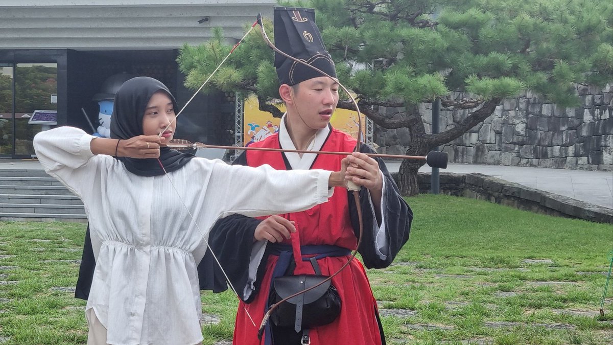 hullyeon_dogam's tweet photo. 국립진주박물관에서 진행한 추석맞이 행사에 훈련도감이 참전했습니다.

전건제작 활쏘기 갑옷입기 조총쏘기 불랑기&amp;승자총통 발사 등 여러 이벤트를 진행했는데요. 날이 무더운 가운데 여러 시민분들이 참여해 주셨습니다.

#진주시 #국립진주박물관 #훈련도감 #조총 #갑옷 #조선시대 https://t.co/2mmvROtqmf