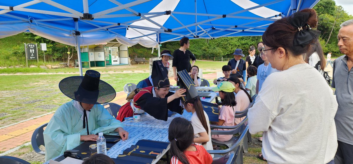 hullyeon_dogam's tweet photo. 국립진주박물관에서 진행한 추석맞이 행사에 훈련도감이 참전했습니다.

전건제작 활쏘기 갑옷입기 조총쏘기 불랑기&amp;승자총통 발사 등 여러 이벤트를 진행했는데요. 날이 무더운 가운데 여러 시민분들이 참여해 주셨습니다.

#진주시 #국립진주박물관 #훈련도감 #조총 #갑옷 #조선시대 https://t.co/2mmvROtqmf