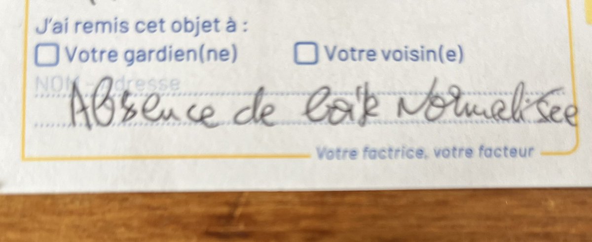 Je n’arrive pas à m’ôter de la tête l’image du facteur devant ma boite tout ce qu’il y a de plus « normalisée », à côté d’un interphone tout ce qu’il y a de plus fonctionnel, qui a préféré prendre le temps de rédiger un avis de passage avec un tel motif, du génie <a href="/lisalaposte/">La Poste</a>