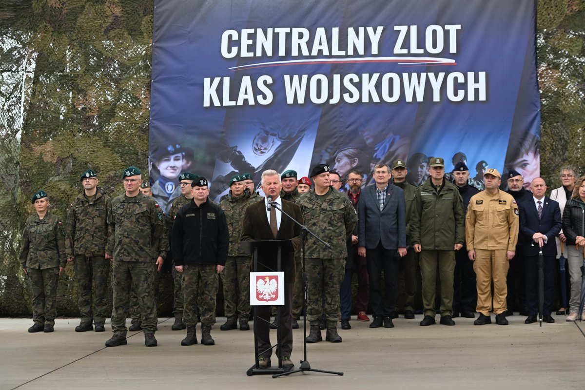 ZolnierzRP's tweet photo. CENTRALNY ZLOT KLAS WOJSKOWYCH rozpoczęty‼
Na terenie #PoligonDrawsko Szef #CWCR, płk Grzegorz Wawrzynkiewicz, zainaugurował 7-dniowe szkolenie, które ma na celu doskonalenie rzemiosła żołnierskiego wśród młodzieży uczącej się w klasach o profilu wojskowym #OPW #BOW #CYBERMIL https://t.co/msL8KqE8vQ