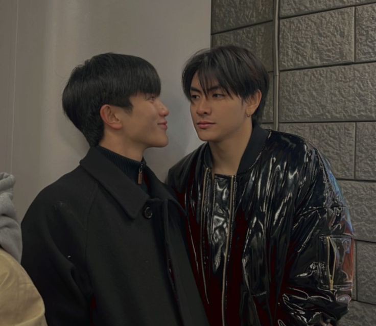 geminifourth; lokal au

"take a chance with me"

keduanya punya masing-masing cerita. gaharu mahakam, pemuda itu masih saja bergulat dalam usaha melupakan mantan kekasihnya. juga nakara graha nebula, si manis yang berusaha bertahan dalam hubungan rancu bersama pasangannya.