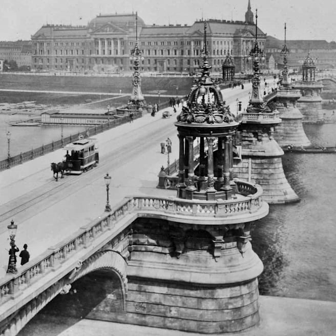 Bitte einmal eure patriotische Pflicht erfüllen und die Petition zum Aufbau der Carolabrücke nach historischem Vorbild unterschreiben. 

dresden.de/de/leben/gesel…