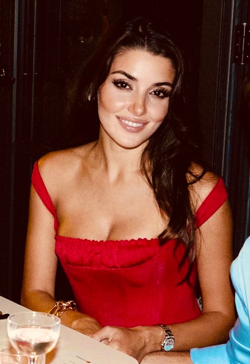 heali24's tweet photo. So stunning 😍🌹#HandeErçel https://t.co/JqGx3eXxtL