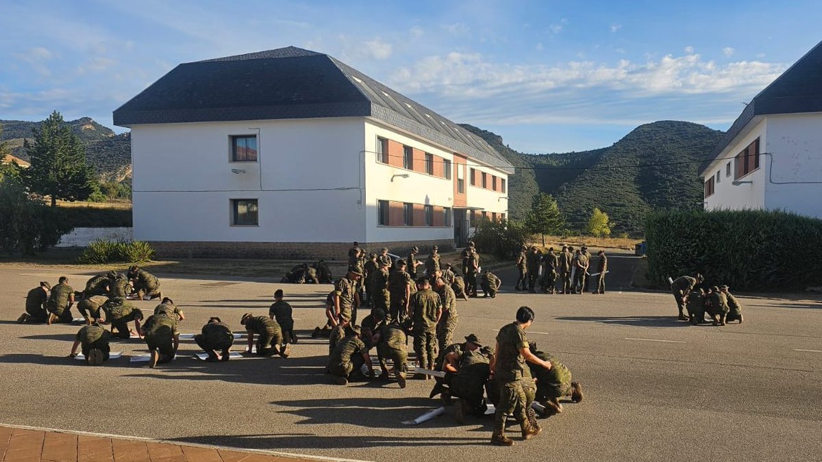 MADOC_ET's tweet photo. Los  alumnos de 1° de la Academia General Básica de Suboficiales #AGBS_ET realizan sus primeras prácticas  topográficas con plano y brújula.
#ConocimientoNuestroValor https://t.co/egB4VV06xU