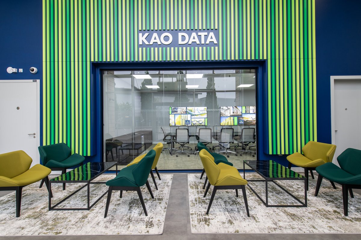 MPLInteriors's tweet image. Blue &amp;amp; green should never be seen? We don’t think so. 

Our refurbishment project for Kao Data saw the company’s lime green paired with navy blue, chartreuse &amp;amp; emerald. See how this colour combination underpins Kao’s office ➡️ ow.ly/896L50TnZ1L

#blueandgreen #brandcolours