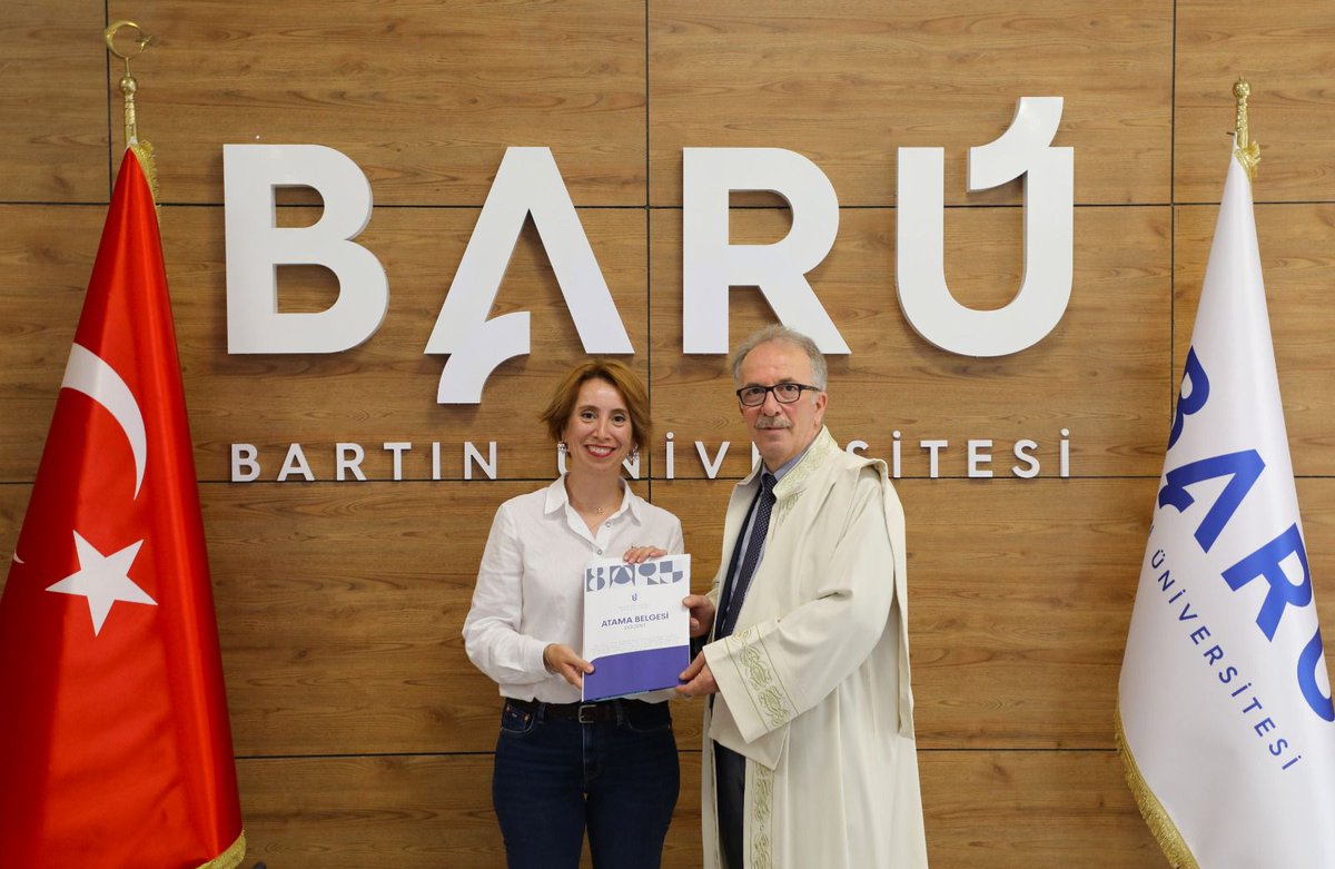 Bartin_Pdr's tweet photo. Ana bilim dalımızın değerli hocası Özlem ŞENER, doçentlik ünvanını almıştır. Doç. Dr. Özlem Şener hocamızın doçentlik belgesini Rektörümüz Prof. Dr. Sayın Orhan UZUN takdim etmiştir.
Hocamızı tebrik ediyor, başarılarının devamını diliyoruz.
@baruedutr 
@uzun_orhan 
@bartinegitim https://t.co/vayXZFrvRI